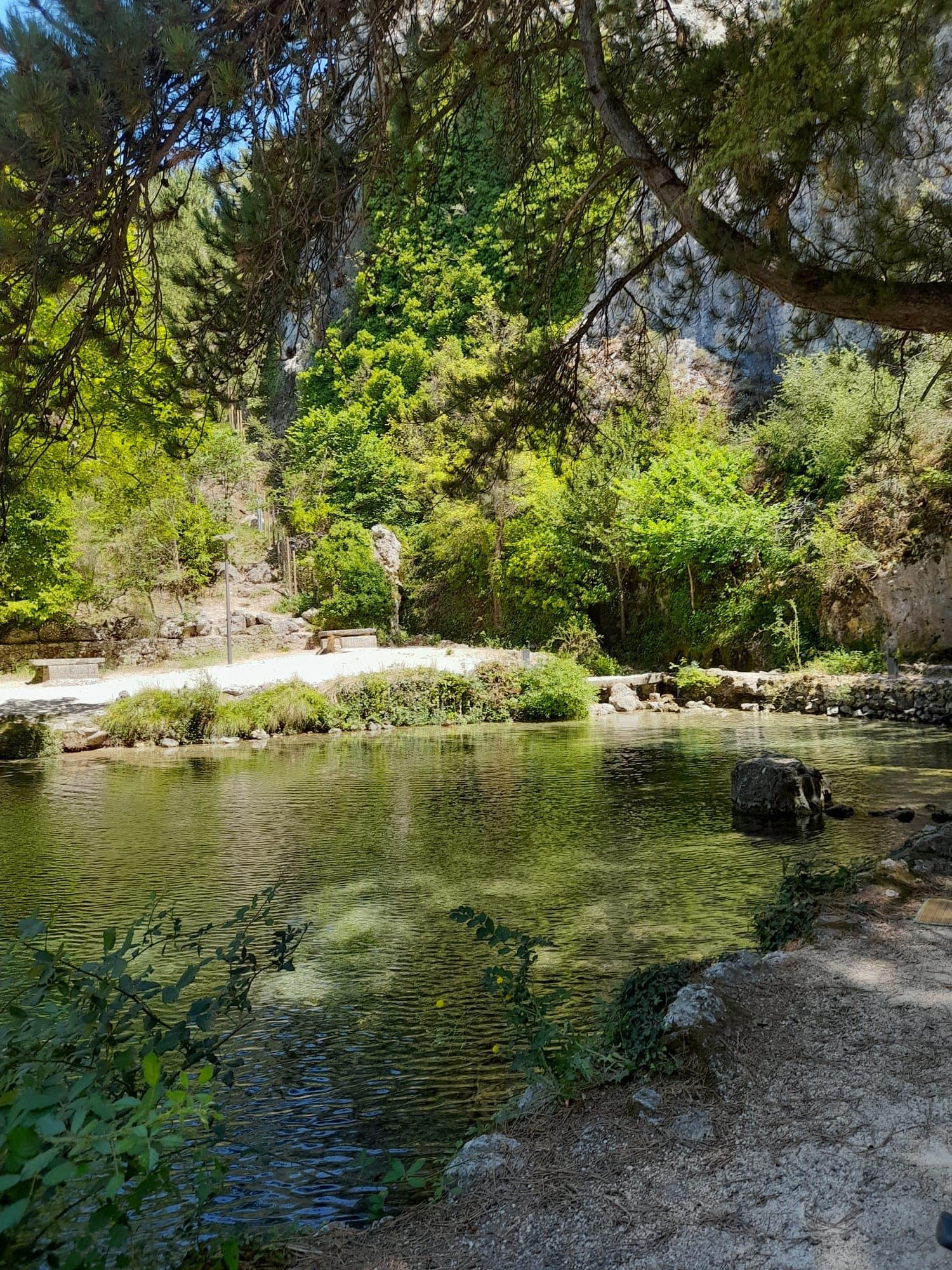 Rivière et baignade nature dans la région du mont Ventoux