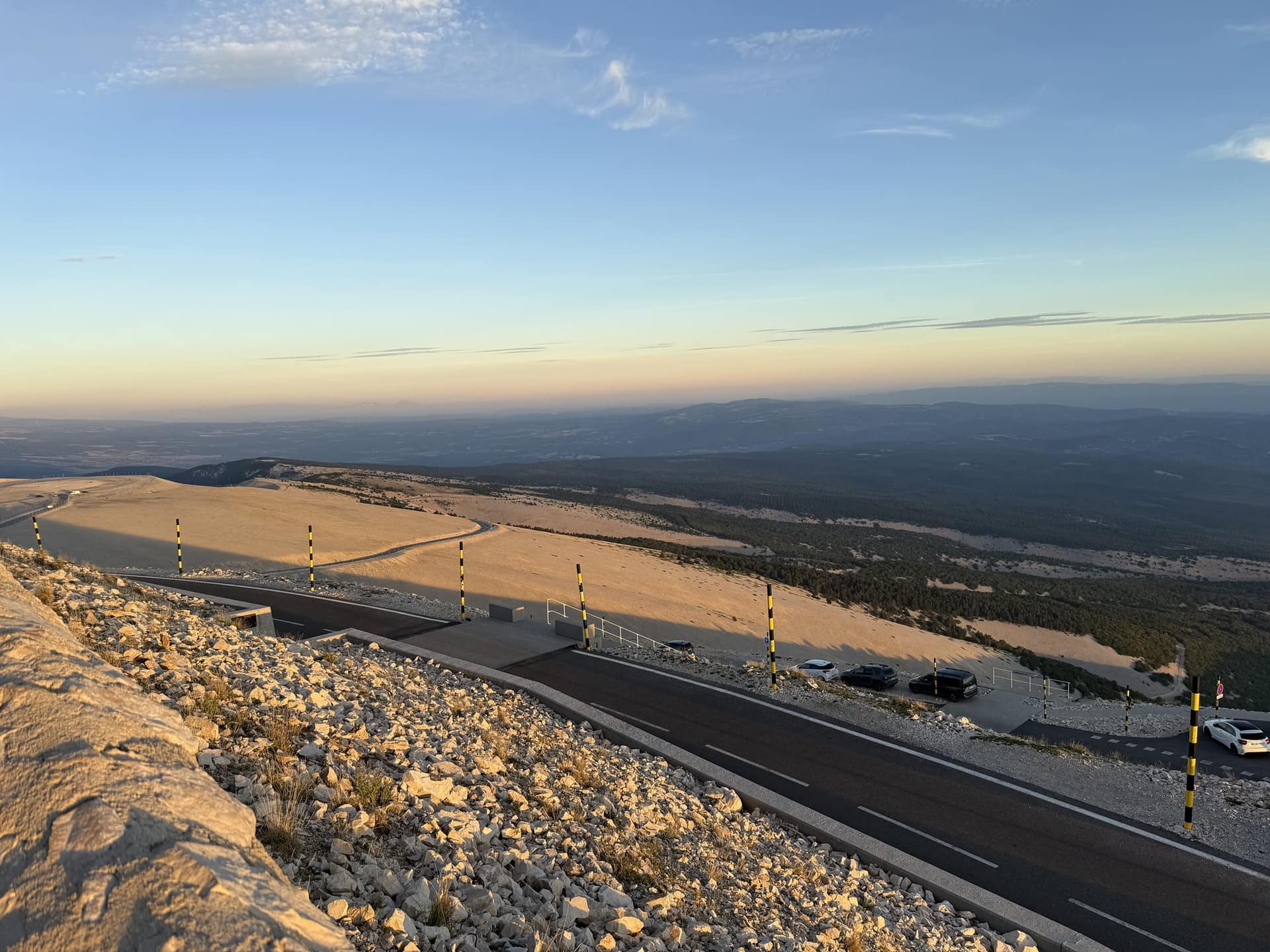 Lumières dorées au coucher du soleil sur le mont Ventoux (2)