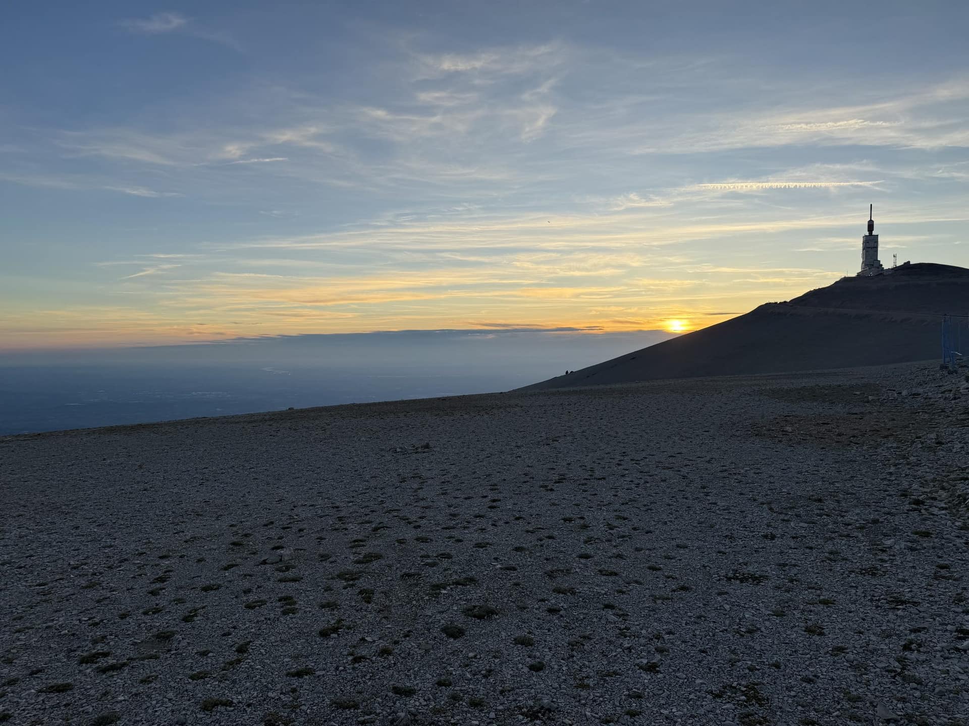 Ciel embrasé au sommet du mont Ventoux au crépuscule (3)